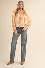 EXCLUSIVE FLORAL PRINT RUFFLED BUTTON DOWN TOP MTP4708: SILVER GREY FLORAL / M