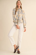 EXCLUSIVE FLORAL PRINT RUFFLED BUTTON DOWN TOP MTP4708: SILVER GREY FLORAL / M