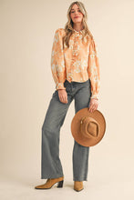 EXCLUSIVE FLORAL PRINT RUFFLED BUTTON DOWN TOP MTP4708: SILVER GREY FLORAL / L