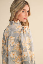 EXCLUSIVE FLORAL PRINT RUFFLED BUTTON DOWN TOP MTP4708: SILVER GREY FLORAL / M