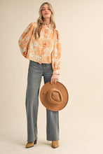 EXCLUSIVE FLORAL PRINT RUFFLED BUTTON DOWN TOP MTP4708: SILVER GREY FLORAL / L